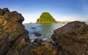 Costa de Banyuwangi con la isla de Bali al horizonte