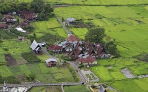 Pueblo a la orilla del Lago Toba, Indonesia.