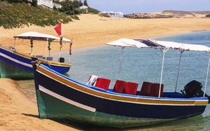 Barcos taxi en la playa