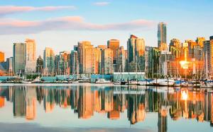 Skyline con Stanley Park al atardecer