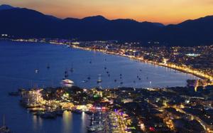 Vista nocturna del puerto