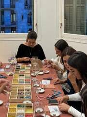 Entre joyas y vino: crea tus joyas con vino ilimitado en Gracia