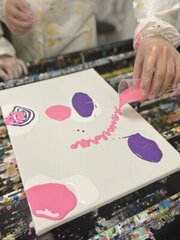 Regala creatividad en familia: pintad un cuadro abstracto sorprendente