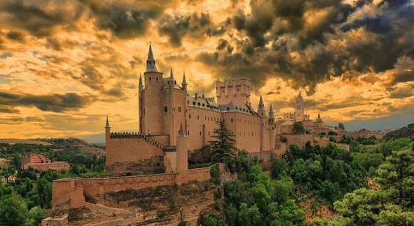 Descubre Segovia de Noche: Un Viaje a Traves de Leyendas y Misterios