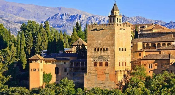 Granada Te Espera: Maravillas de la Alhambra y su Encanto
