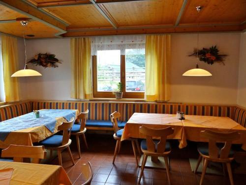 Hostal Ski & Bike Pension Maria