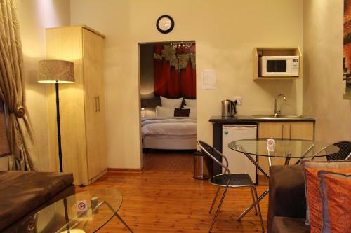 Hostal Saffron Guest House
