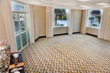 Hotel Doubletree Suites By Hilton - Gallery One