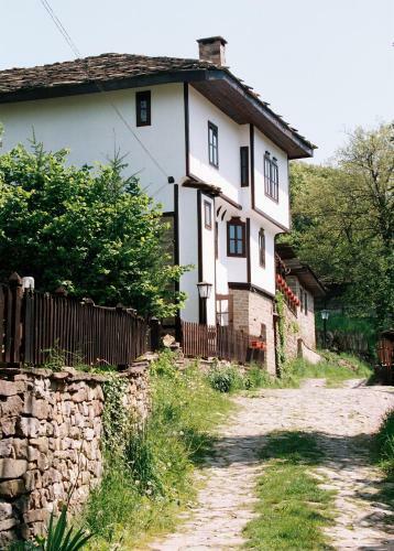 Parlapanova Guest House - Pool Access
