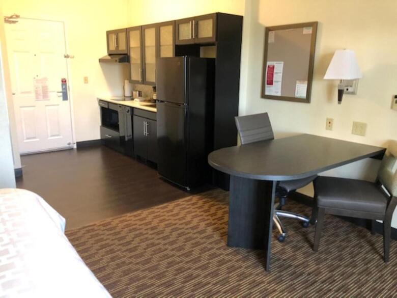 Hotel *candlewood Suites*