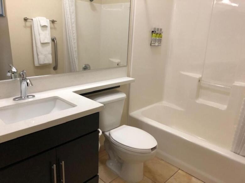 Hotel *candlewood Suites*