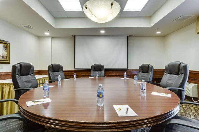 Hotel Monte Carlo Inn Vaughan Suites