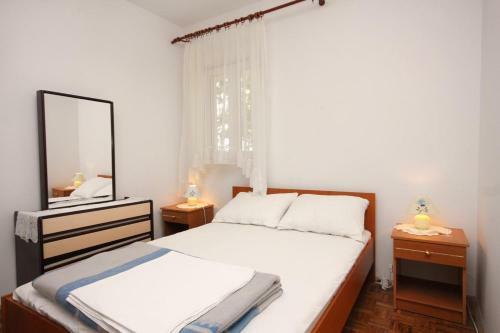 Apartments With A Parking Space Punat (Krk) - 5350