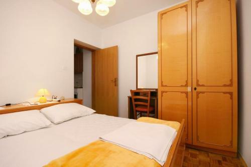 Apartments With A Parking Space Punat (Krk) - 5350