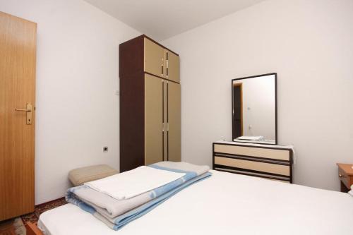 Apartments With A Parking Space Punat (Krk) - 5350