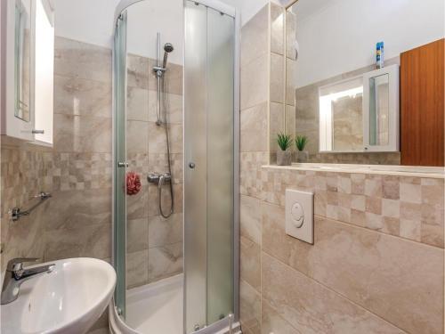 Two-bedroom Apartment Makarska 05