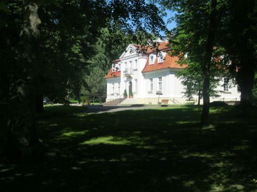 Hotel Ksi??ycowy Dworek
