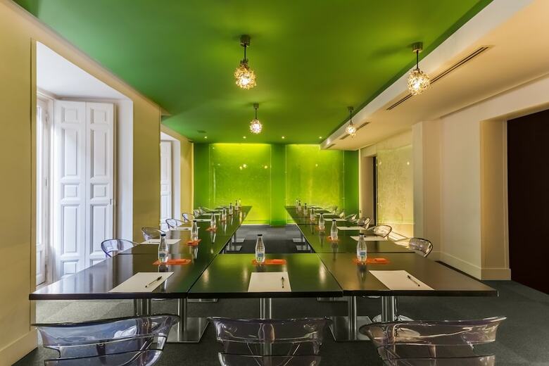 Hotel Room Mate Mario