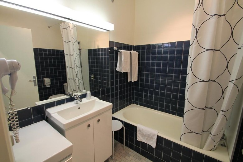 Hostal Adonis Lyon Est Artys H�tel