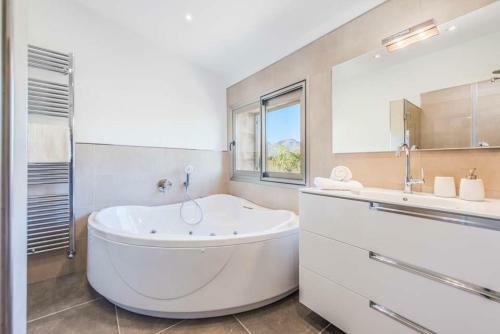 Sant Vicent de Sa Cala Villa Sleeps 8 Pool Air Con