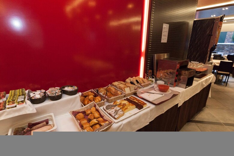 Hotel Yomo Mola Park