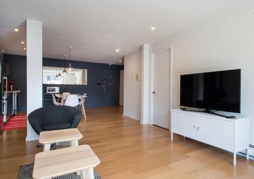Apartamento Modern, Spacious, Two Bedroom With Balcony!