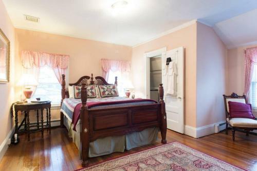 Posada The Coolidge Corner Guest House: A Brookline Bed And Breakfast