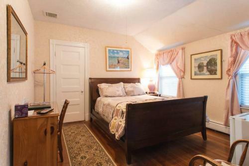 Posada The Coolidge Corner Guest House: A Brookline Bed And Breakfast