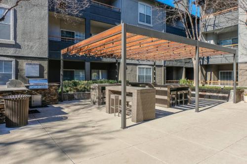 Apartamento Quiet + Modern | Parking | Dining + Shopping 2br