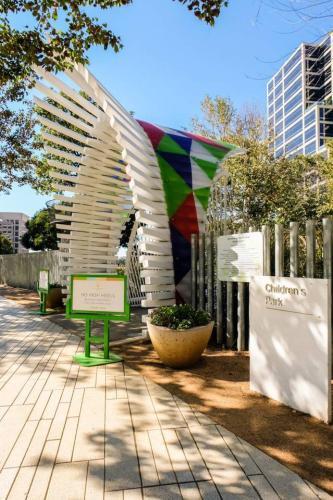 Apartamento Quiet + Modern | Parking | Dining + Shopping 2br