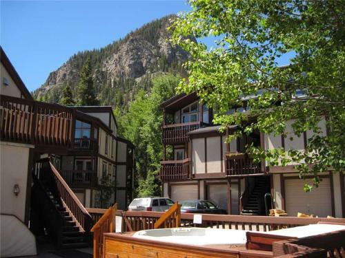 Cross Creek 207