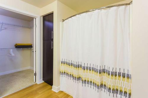 Homey 2 Br Apartment With Pool View