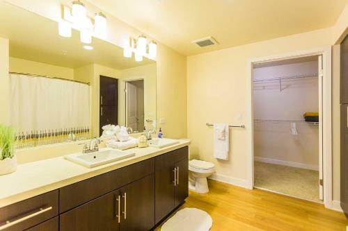 Homey 2 Br Apartment With Pool View