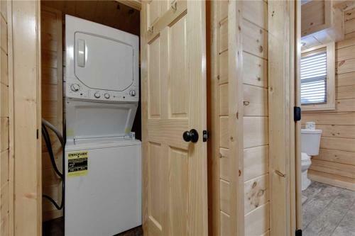 High Life, 2 Bedrooms, Theater Room, Resort Pool, Hot Tub, Wifi, Sleeps 10