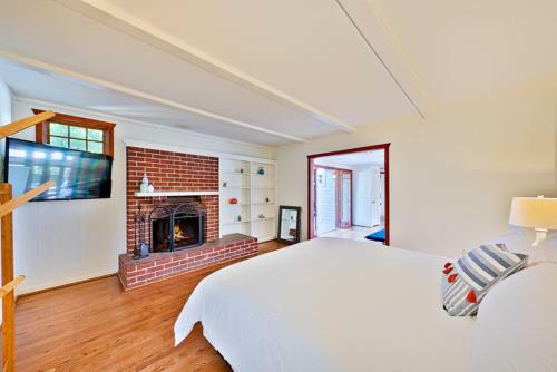 #5411 - Hillside Hideaway Three-bedroom Holiday Home