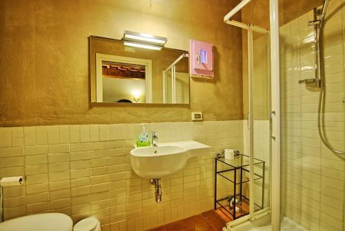 Altopascio Villa Sleeps 17 Pool Air Con Wifi