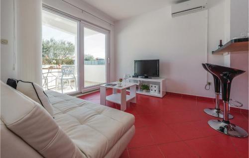 Four-bedroom Holiday Home In Sukosan