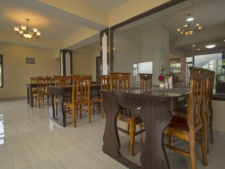 Hotel Oyo 16637 Tiara Regency