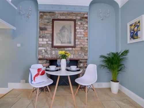 Delightful Holiday Home In Appledore With Garden