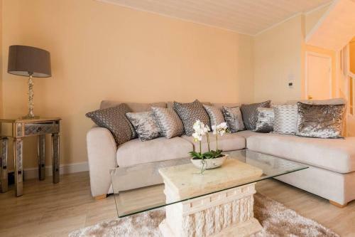Villa Luxury 3 Bed Home By The Lake