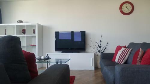 Two Bed Modern City Center Apartment With Gorgeous Views