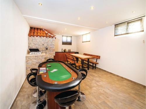 Six-bedroom Holiday Home In Vrana