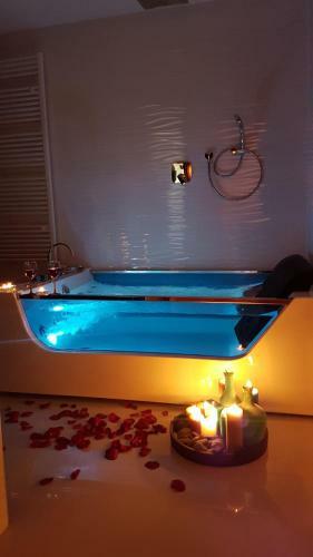 Apartment Val - Private Spa- Jacuzzi, Infrared Sauna, Breakfast, Parking With Video Surveillance, Entry With Pin 0 - 24h, Book Without Credit Card