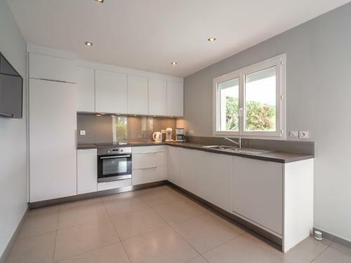 Lovely Villa In Saint-genies-de-fontedit With Pool