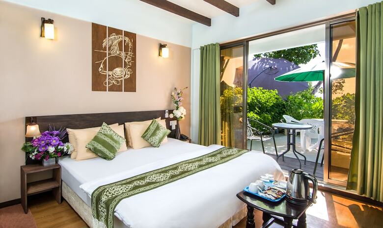 Hostal Salt Beach Hotel