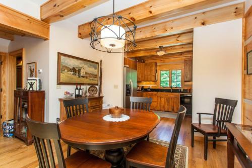 113 Mountain Cove Road House