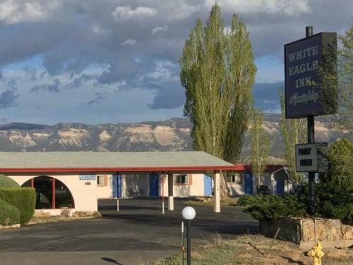 Motel White Eagle Inn & Family Lodge
