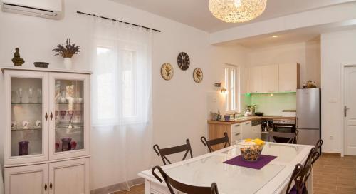 Milna Villa Sleeps 6 Pool Air Con Wifi