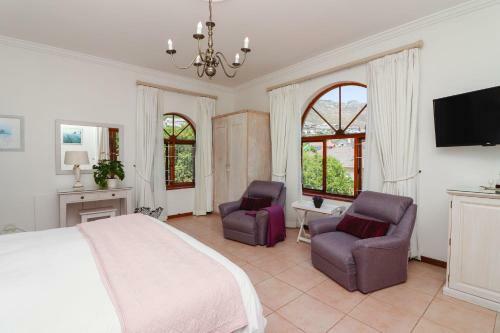 Hostal A Tuscan Villa Guest House