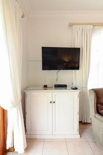 Hostal A Tuscan Villa Guest House